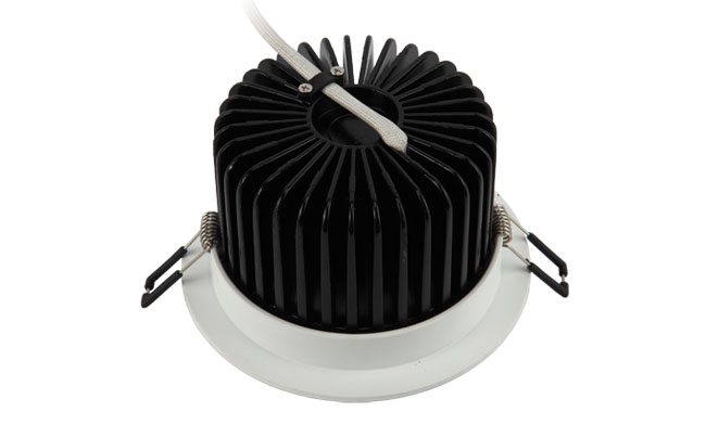 華輝照明專業(yè)LED筒燈廠家，標準的流程與質檢程序確保COB筒燈質量穩(wěn)定如一。