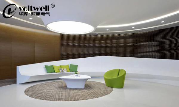 安迪和她身邊的幾盞燈-辦公室照明解析