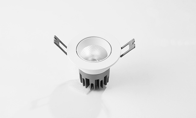 華輝照明成立于1987年，是一家專業(yè)生產(chǎn)LED辦公吊線燈,led面板燈,面板燈廠家,直發(fā)光面板燈，側(cè)發(fā)光面板燈的大型企業(yè)。